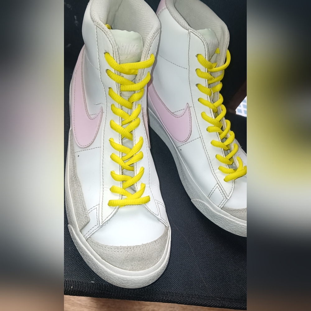 NIKE BLAZER MID 77's White And Pink  With Yellow Laces Womens Size 8.5